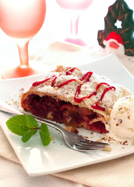 Christmas strudel with apples and cherries — Stock Photo, Image
