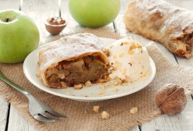 geleneksel elma strudel