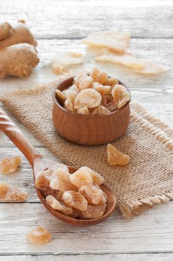 Taze kök zencefil, ahşap bir masa üzerinde şeker adet zencefil