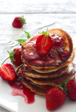 Krep reçel ve çilek ile