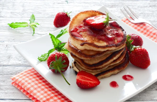 Pancakes with jam and strawberries — Stock Photo, Image