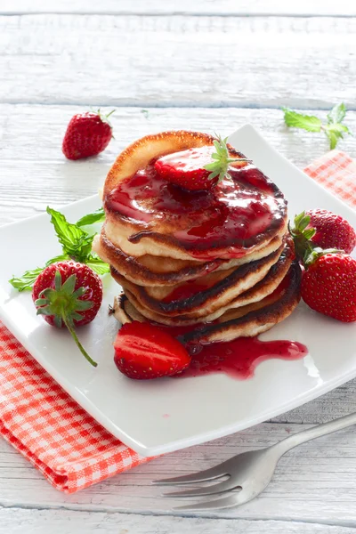 Pfannkuchen mit Marmelade und Erdbeeren — Stockfoto