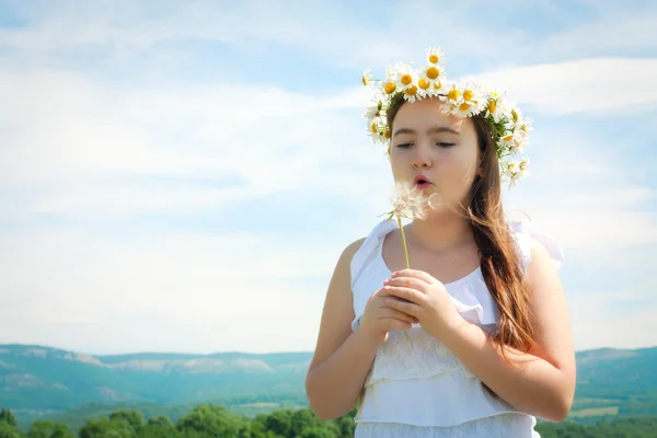 Kluk holka s Pampeliška — Stock fotografie