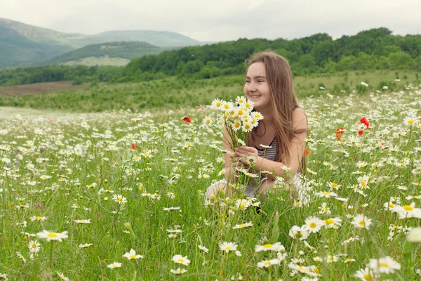 10 let stará dívka smích na louce — Stock fotografie