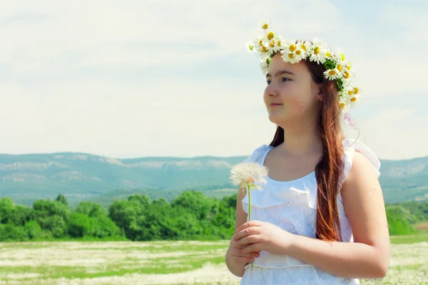 Portrait de gamine avec pissenlit — Photo