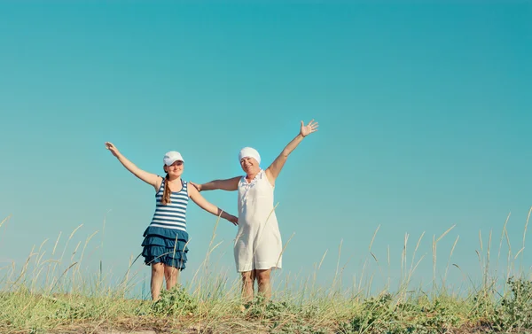 Madre e figlia godendo la natura — Foto Stock