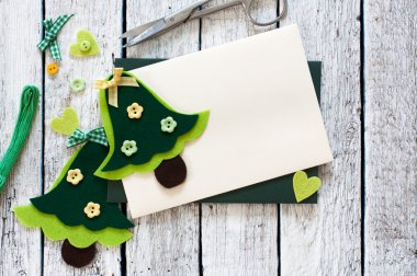 Noel ağaçları ve zarf ile Noel karalama defteri