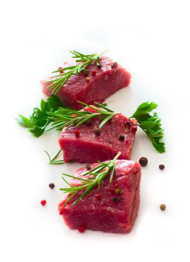 Baharat beyaz üzerinde ile ham sığır eti