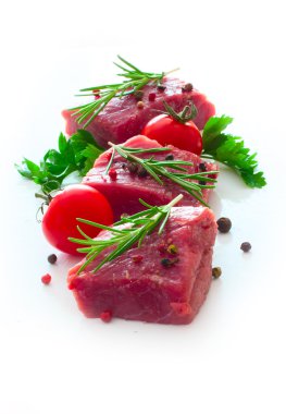 Baharat beyaz üzerinde ile çiğ et