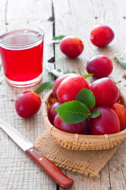 Olgun Kiraz-Erik ve bardak meyve suyu