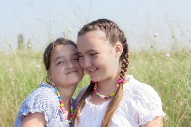 Sahada eğleniyor iki çocuk kız