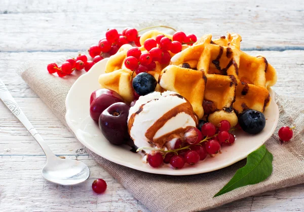 Belgium waffles with chocolate sauce, ice cream and rberries — Stock Photo, Image