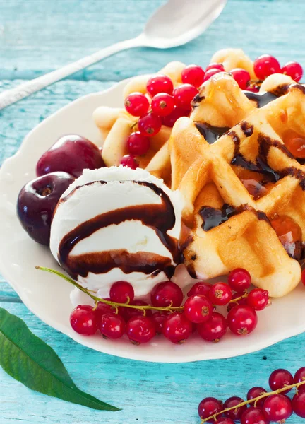 Belgische Waffeln mit Schokoladensauce, Eis und roten Johannisbeeren — Stockfoto