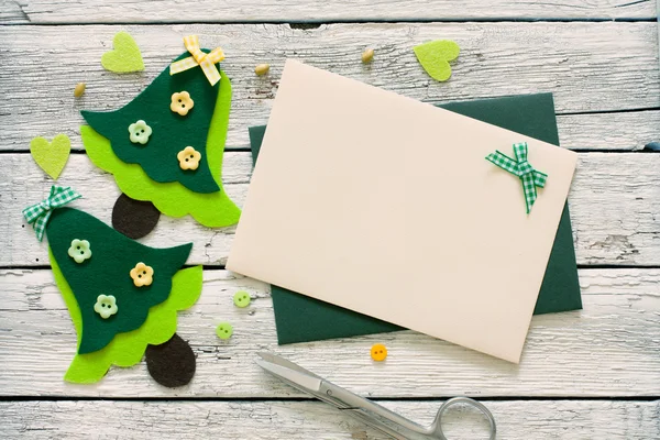 Рождественский альбом с рождественскими деревьями и конвертом — стоковое фото