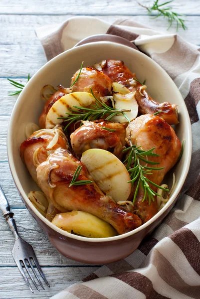 Gebakken kip drumsticks met appels — Stockfoto