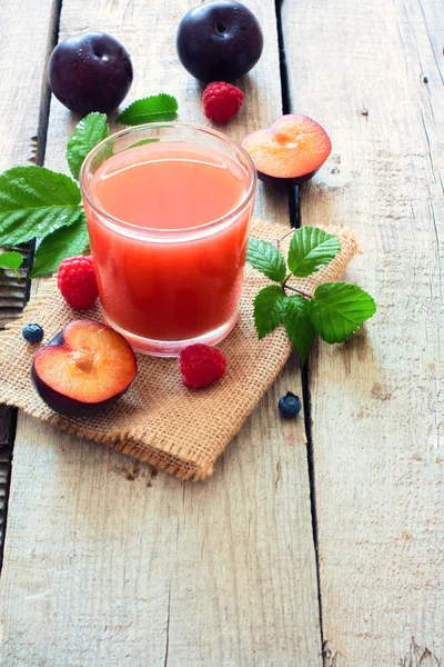 Juice of plums and berries — Stock Photo, Image