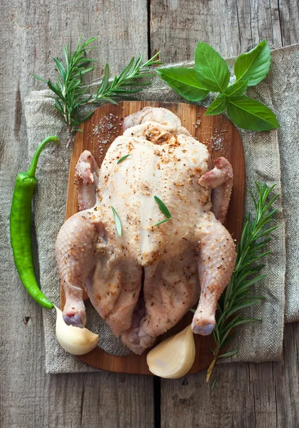 Poulet entier cru aux légumes sur la table en bois — Photo