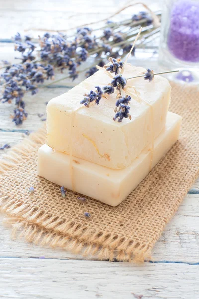 Jabón hecho a mano con flores de lavanda — Foto de Stock