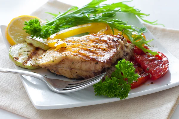 Grilled portion of flounder with vegetables — Stock Photo, Image