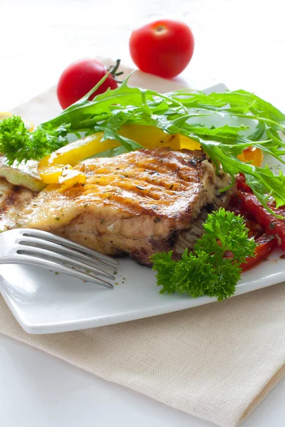 Grilled portion of flounder with vegetables — Stock Photo, Image