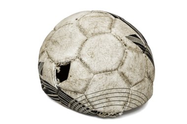 Beyaz arka plan üzerinde izole eski yırtık futbol topu
