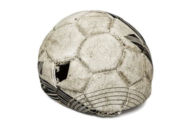 老撕裂的足球球，白色背景上孤立 — 图库照片