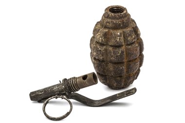 Eski el bombası ve sigorta, beyaz arka plan üzerinde izole