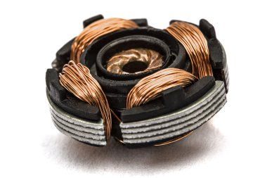 Beyaz arka plan üzerinde izole elektrik motoru stator