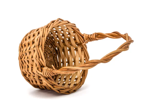 空の枝編み細工品バスケット、白い背景で隔離 — ストック写真