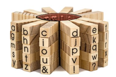 Ahşap çubuklar, isol ucunda İngilizce alfabenin harfleri