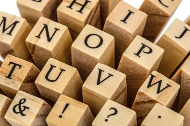 Ahşap çubuklar, isol ucunda İngilizce alfabenin harfleri