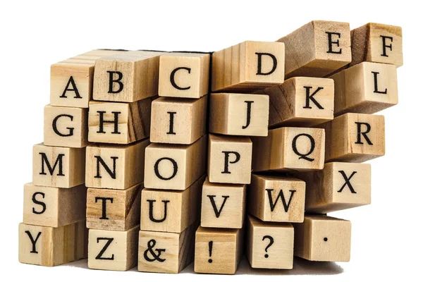 Lettres de l'alphabet anglais sur les extrémités des barres en bois, isol — Photo