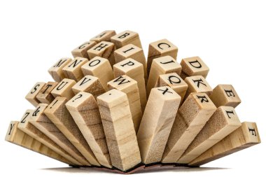 Ahşap çubuklar, isol ucunda İngilizce alfabenin harfleri