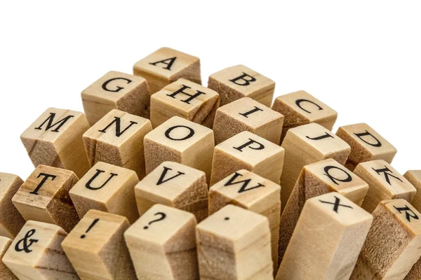 Lettres de l'alphabet anglais sur les extrémités des barres en bois, isol — Photo