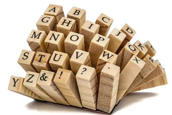 Lettres de l'alphabet anglais sur les extrémités des barres en bois, isol — Photo