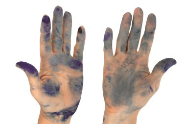 Beyaz arka plan üzerinde izole mürekkeple tarafından kadının elleri kirli