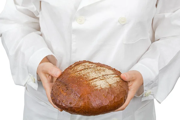 Пекарь, держащий в руках свежий хлеб, изолированный на белом берегу — стоковое фото