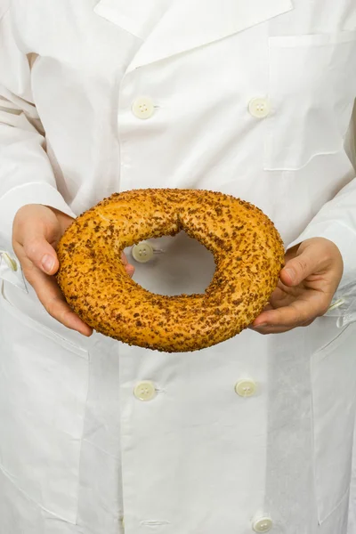 Baker elinde taze ekmek — Stok fotoğraf