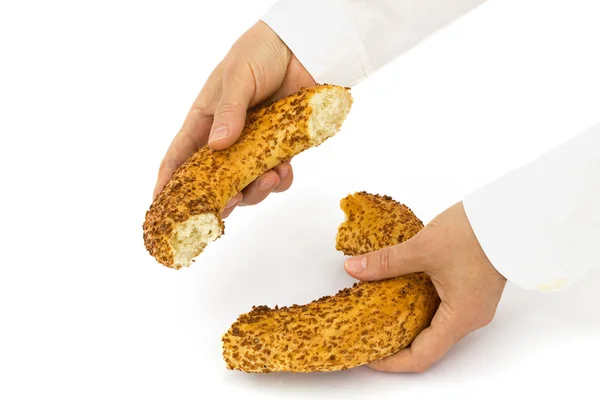 Baker detém um meio de bagel, isolado no fundo branco — Fotografia de Stock