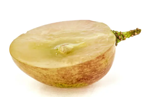 Metà del frutto del primo piano dell'uva, isolato sul dorso bianco — Foto Stock