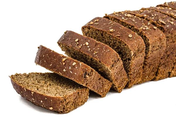 Fatiado de pão feito de farinha escura, isolado sobre fundo branco — Fotografia de Stock