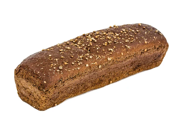 Bochenek chleba wykonany z ciemnej mąki, izolowana na białym tle — Zdjęcie stockowe