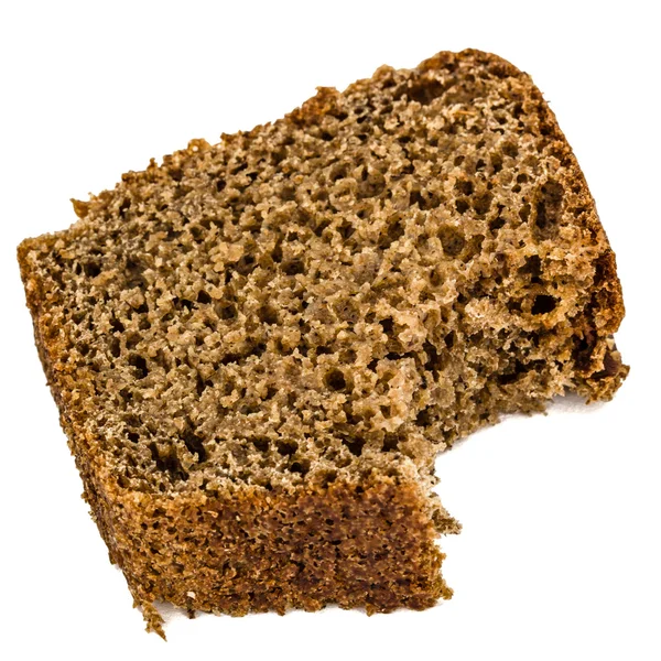Fatia mordida de pão feita de farinha escura, isolada nas costas brancas — Fotografia de Stock