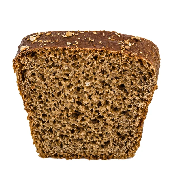 Plátky chleba z tmavé mouky, izolované na bílém pozadí — Stock fotografie