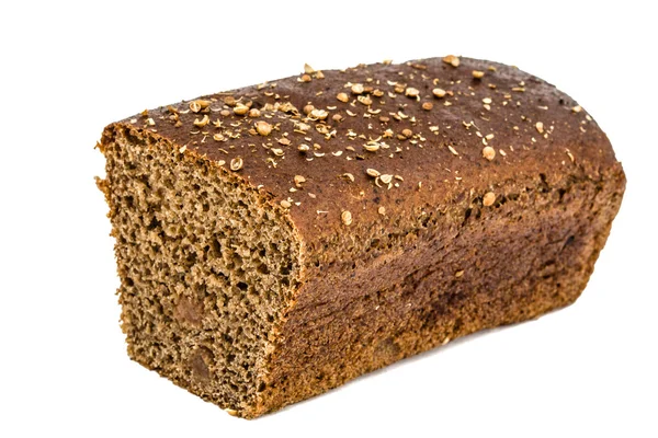 Vágott fele egy vekni kenyeret, sötét liszt, elszigetelt Pünkösd — Stock Fotó