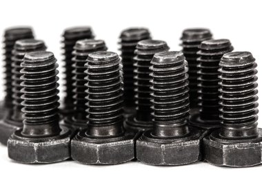 Beyaz arka plan üzerinde izole sertleştirilmiş vidalar