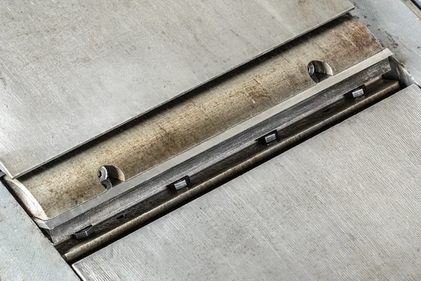 木工目地棒の鋭いナイフでシャフト — ストック写真