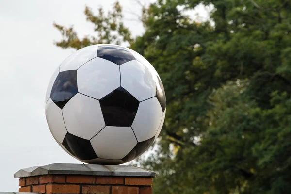 Pallone da calcio in marmo, elemento architettonico decorativo — Foto Stock