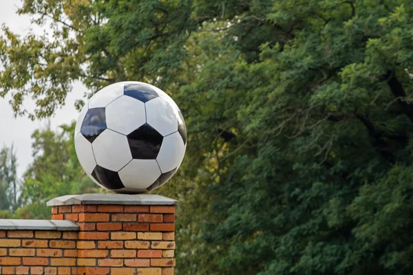 Pallone da calcio in marmo, elemento architettonico decorativo — Foto Stock