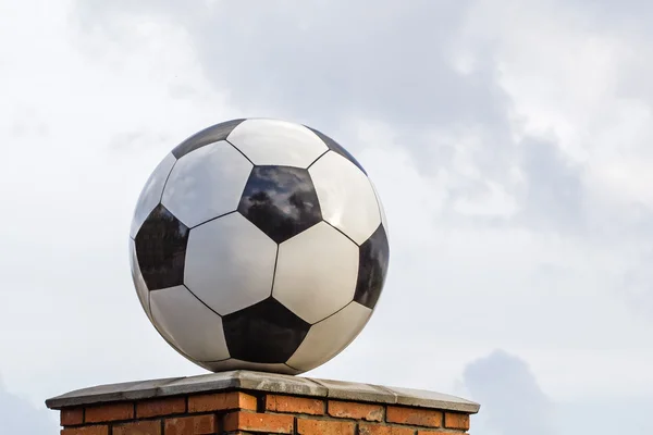 Pallone da calcio in marmo, elemento architettonico decorativo — Foto Stock